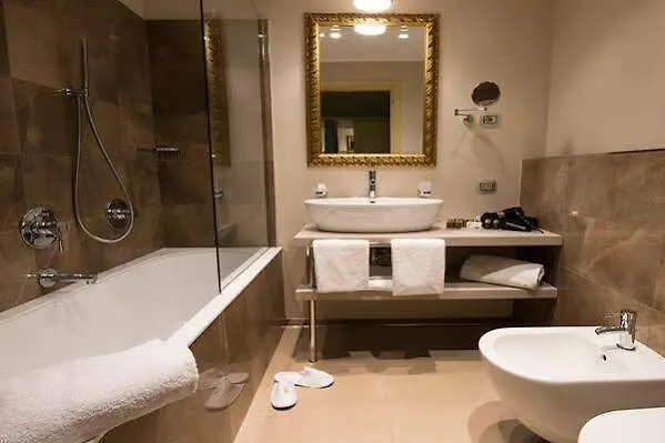 Palace Hotel Lake קומו